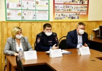 По поручению главы городского округа Серпухов Юлии Купецкой участковый и представители администрации обсудили ситуацию, сложившуюся в Пролетарском