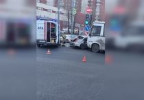 Полицейские начали проверять обстоятельства аварии, которая произошла утром в субботу на пересечении проспекта Ветеранов и Маршала Жукова