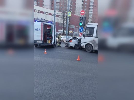 Полиция начала проверку после ДТП с маршруткой на пересечении проспектов Ветеранов и Маршала Жукова
