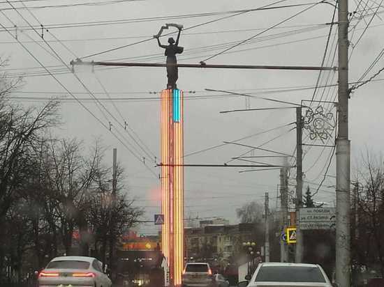 В Калуге отремонтировали подсветку стеле на площади Победы