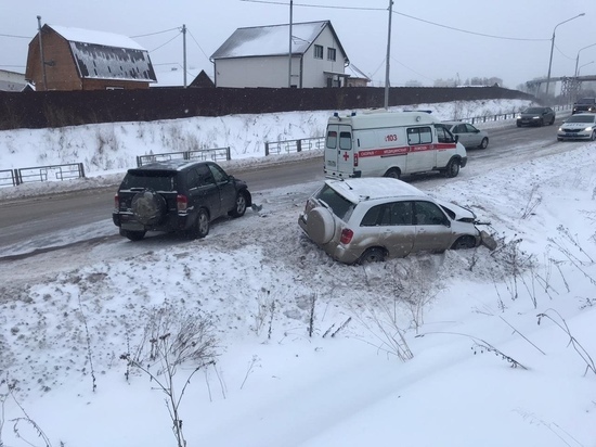 В лобовом столкновении двух Toyota Rav4 в Томске есть пострадавшие