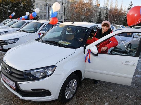 16 отечественных автомобилей вручили аграриям в Омской области