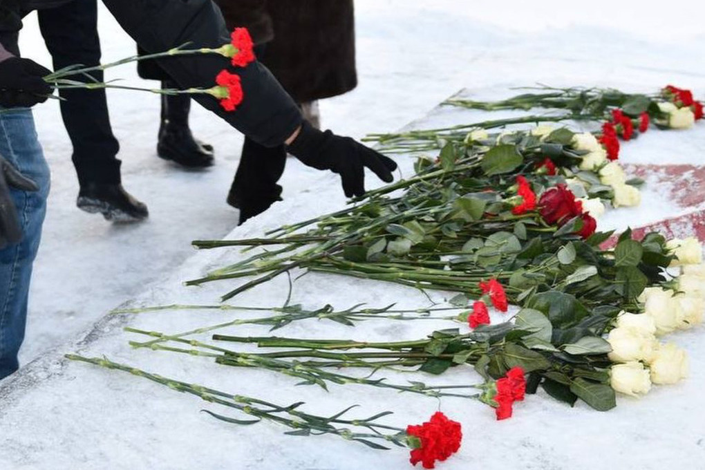 В городе траур висит тишина небо. Новокузнецк мемориал памяти погибшим.