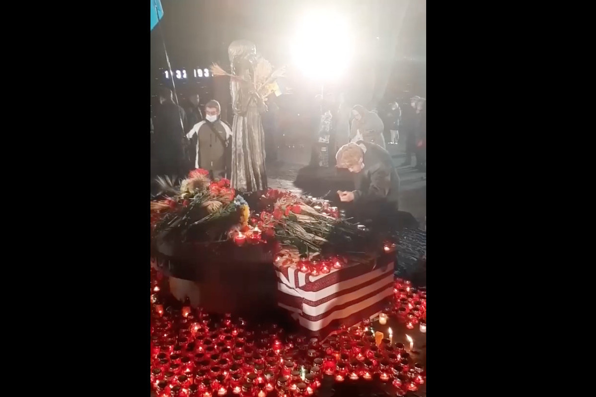 In Kiev, a pensioner ate bread left at the memorial in memory of the Holodomor