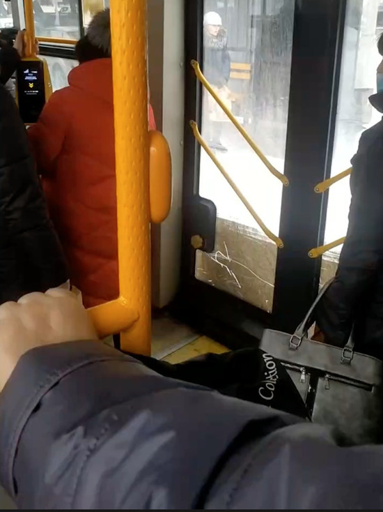 В Новокузнецке из-за погодных условий на дороге застрял автобус