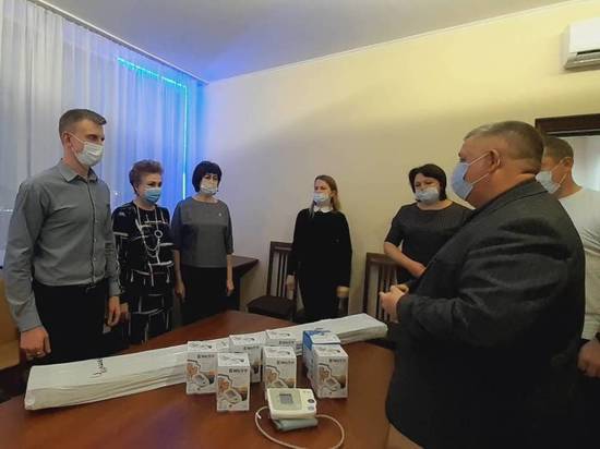 Тамбовским медикам депутаты передали тонометры, медицинские ширмы, пульсоксиметры
