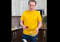 Вячеслав Гладков, как и обещал ранее на прямой линии, записал еще один рецепт своего любимого блюда