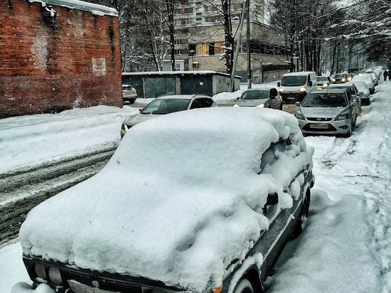 «С днем жестянщика»: петербуржцы жалуются на неубранный снег и наледь