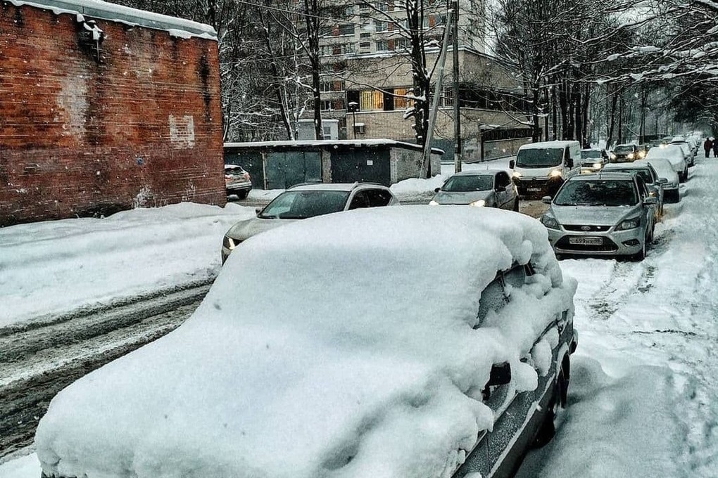 Там снег выпал. В Санкт-Петербурге выпал снег. В Питере выпал снег. Снегопад в СПБ сейчас. День жестянщика.
