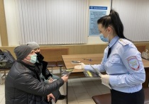 В рамках социального раунда «Засветись!» сотрудники Госавтоинспекции Серпухова посетили регистрационно-экзаменационный отдел муниципалитета