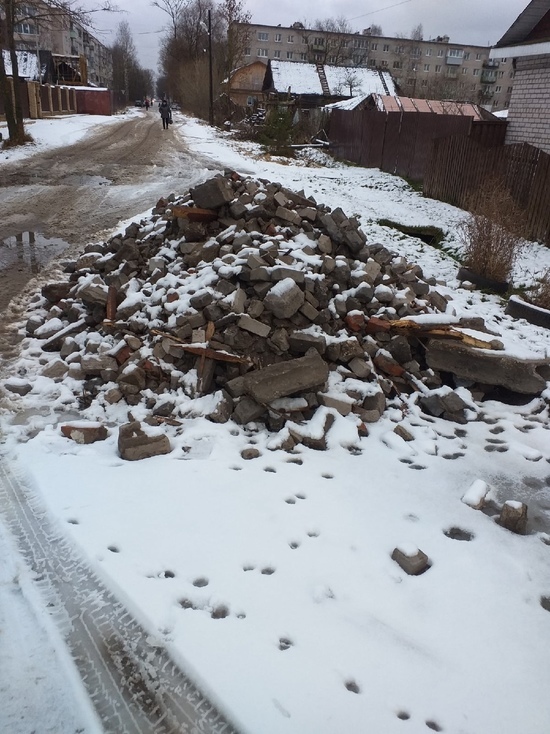 В Тверской области три недели не могут убрать лежащий на дороге строительный мусор