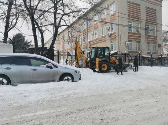 В Хабаровске продолжается уборка снега