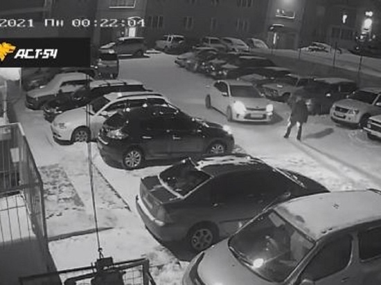 В Новосибирске автомобиль сбил бежавшего за ним мужчину и скрылся с места ДТП