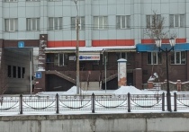 Из-за засора трубопровода в районе дома на Крупской, 1а в Красноярске затопило две улицы