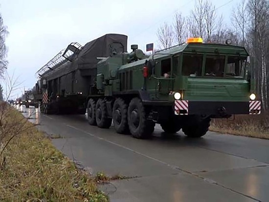 В Калужской области в шахтную пусковую установку загрузили новую ракету "Ярс"