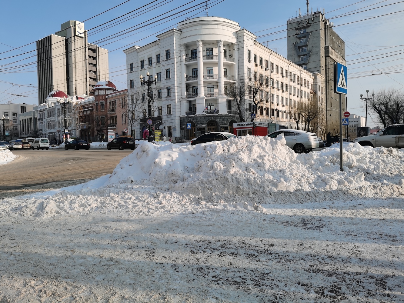 Последствия снежной стихии до сих пор ликвидируют в Хабаровске