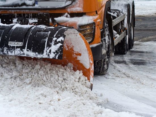 Более 800 единиц снегоуборочной техники вышло на дороги Петербурга