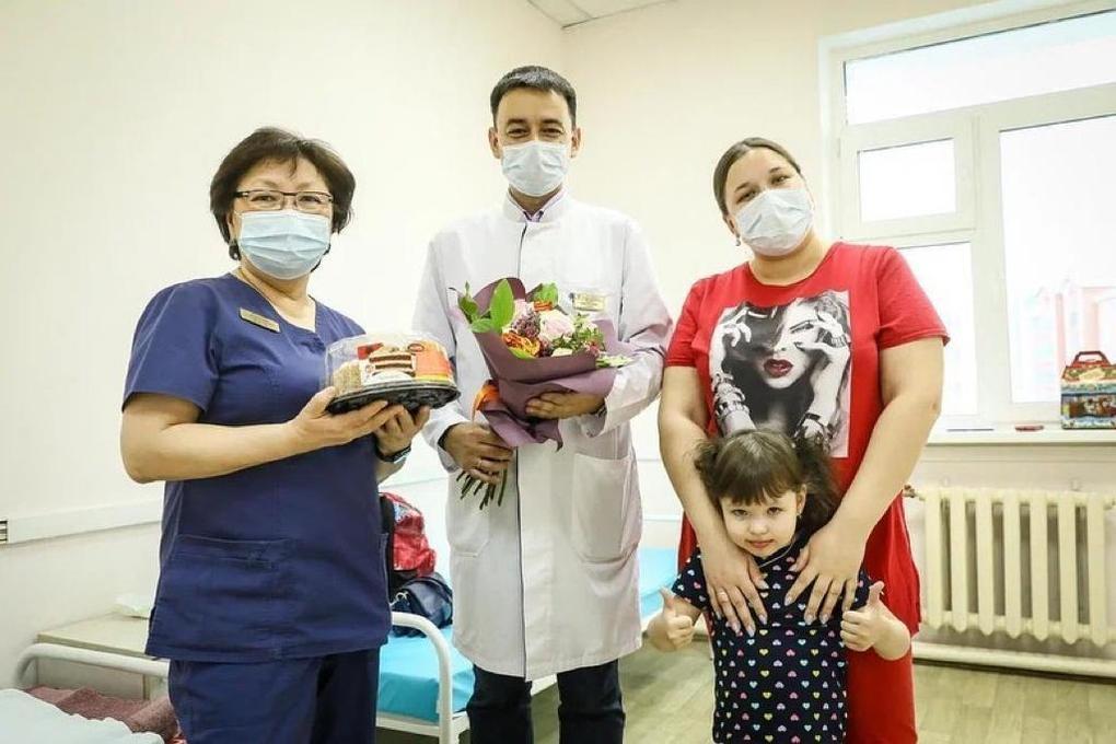 В Якутии из офтальмологической больницы выписался первый маленький .