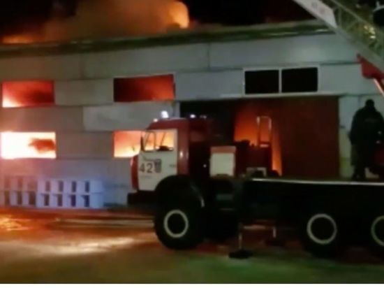 Пожарные взяли в тиски огонь на фабрике в Коммунаре