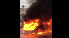 В центре Кирова сгорел пассажирский автобус: видео очевидца
