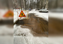 Жители Калининского района пожаловались на бездействие «Водоканала» — из-под земли третий день течет вода, люди опасаются скорого прорыва.