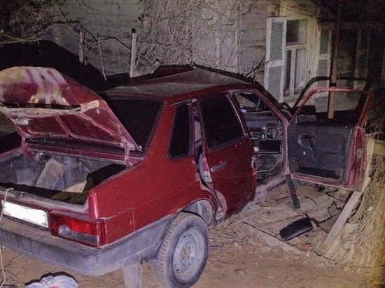В Астраханской области автомобиль протаранил дом, есть погибшие