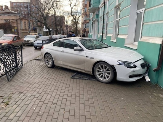 В Ростове 62-летняя женщина на «БМВ» врезалась в здание лицея