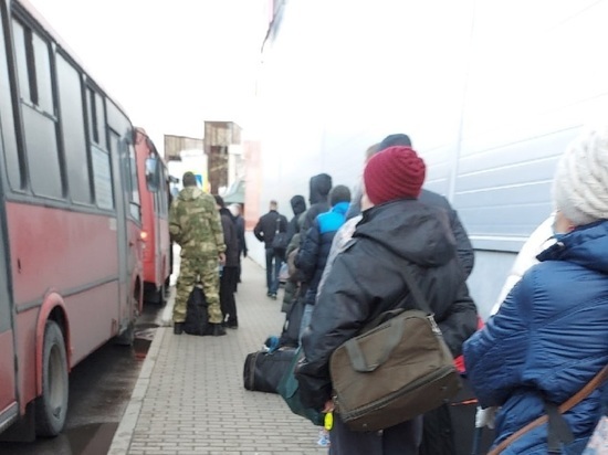 Пассажиров заставили по часу ждать автобус из Петербурга в Кингисепп