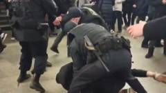 В московском метро пассажиры устроили потасовку: видео