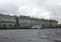 Суд в Петербурге вынес приговор горожанину, размалевавшему стену Эрмитажного театра. Вину мужчина так и не признал.