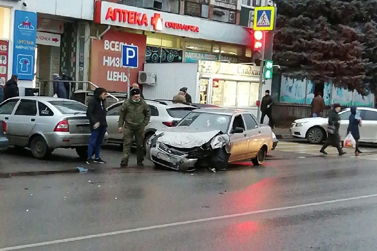 Автокадр курск. ДТП В Курске вчера на Союзной вечером. ДТП В Курске сегодня на Союзной. АВТОКАДР 46 Курск ДТП сегодня вечером на Союзной улице.