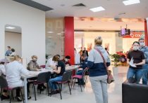 100-тысячной жительницей Волгоградской области, которая вакцинировалась в торговом центре, стала Анастасия Невежина