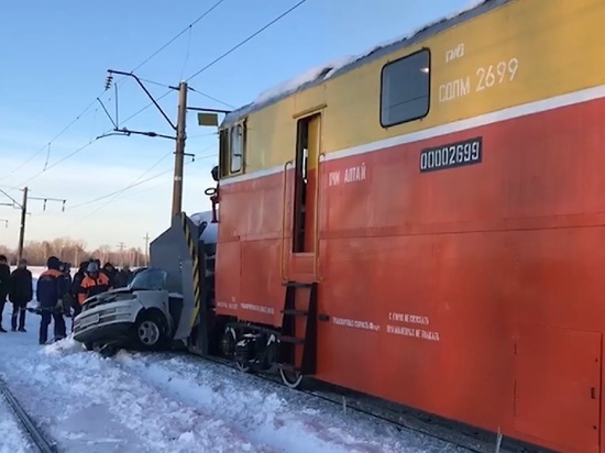 Врач рассказал о состоянии пострадавших в ДТП с поездом на Алтае