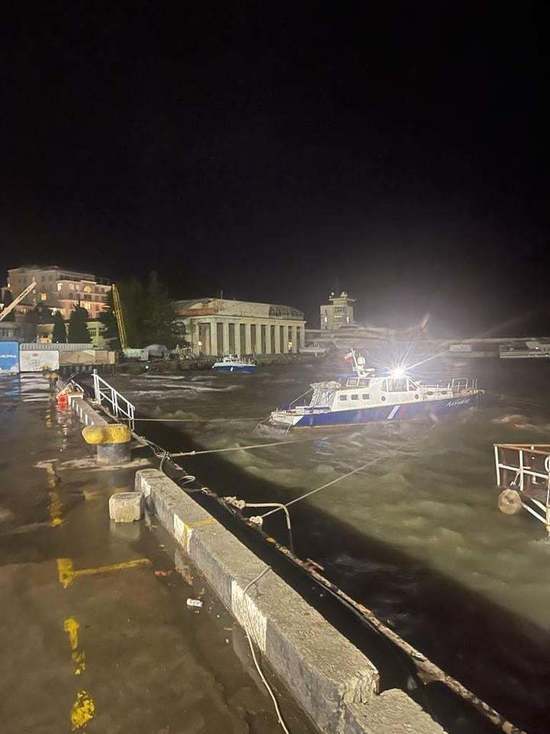 Шесть судов в Ялте повреждены после урагана, одно затонуло