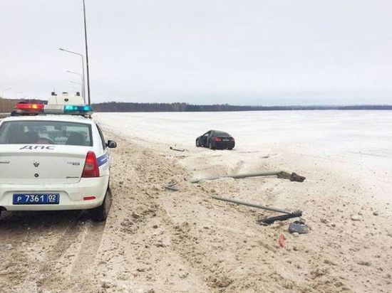 В Башкирии иномарка врезалась в электрический столб – водитель пострадал