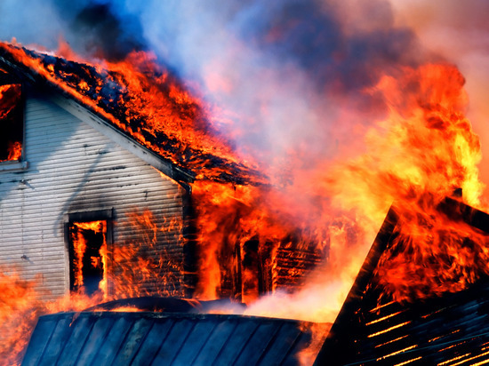 Частный дом загорелся в Тосненском районе ночью