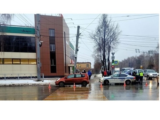 На перекрестке Йошкар-Олы автомобиль сбил женщину-пешехода