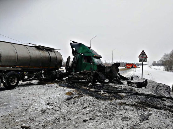 Нефтепродукты разлились на землю в результате жесткой аварии на трассе в Кузбассе