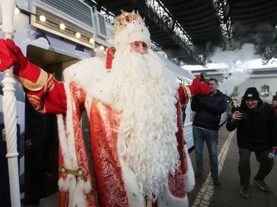 Поезд Деда Мороза в Архангельске будет проездом 11 января. Волшебный дедушка сильно боится заразы, поэтому никаких «посидеть на коленках»