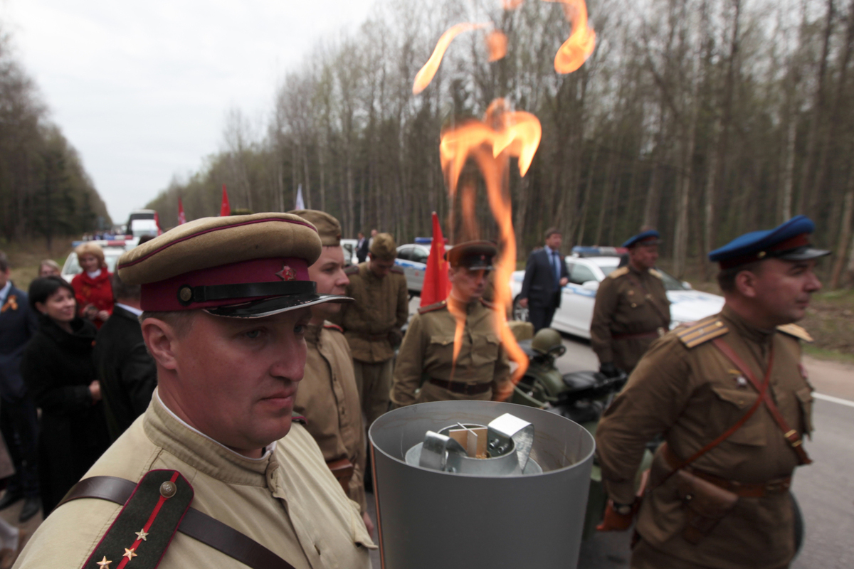 Потушили вечный огонь. Потушили вечный огонь в Кронштадте. Пуск тушит вечный огонь. Вечный огонь Гагарин.