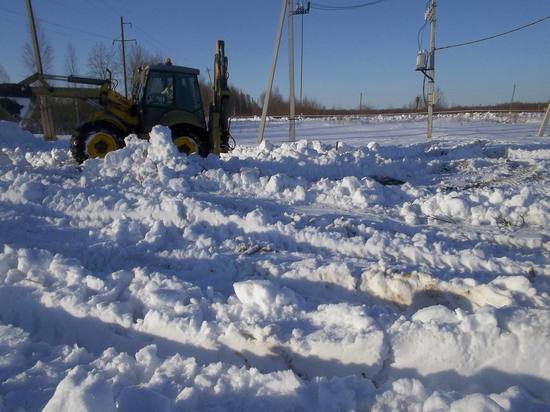 Спасать новгородские дороги от снега вышли более двухсот уборочных машин