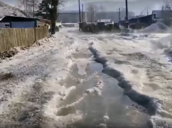 Очевидец показал затопленную грунтовыми водами улицу в Кокуе
