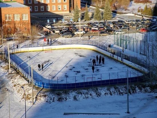 В Челябинске возле ЧелГУ построили хоккейную коробку