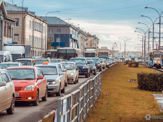 Пробки образовались на дорогах в центре Кемерова