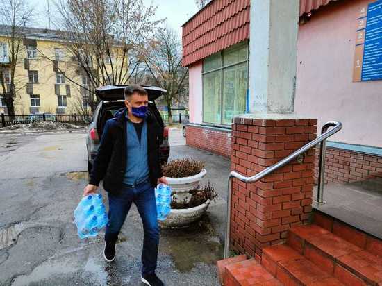 300 литров воды и 2 тыс. масок передали нижегородские волонтеры врачам