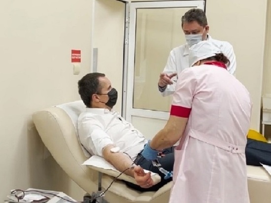  Белгородский губернатор Вячеслав Гладков поддержал жену в решении стать донором крови