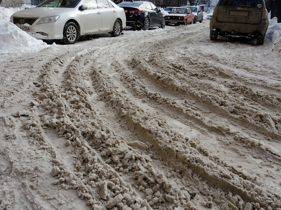 В Петербурге дорожники занялись укладкой асфальта в снегопад