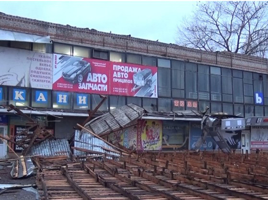 В поселке Таловая Воронежской области ночной ураган снес крышу с торгового центра и сдвинул кровлю на 2-этажном строении