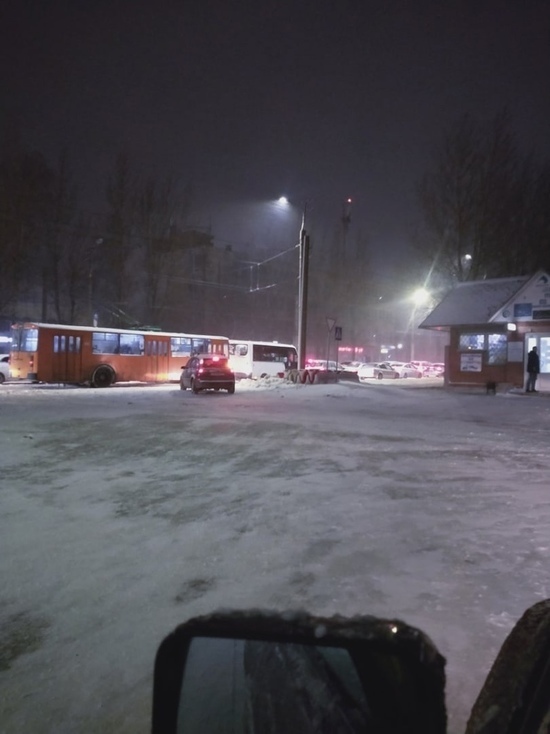 В Смоленске начался «транспортный коллапс» из-за сильного снегопада