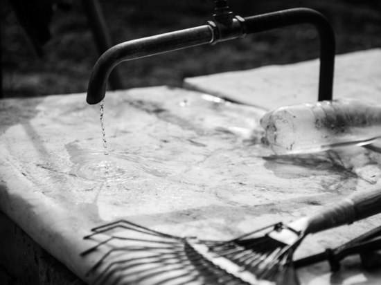 В Астрахани в двух районах упало давление воды из-за прорыва водопровода под водой